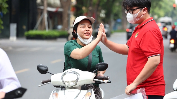 [Phóng sự ảnh] Sĩ tử Hà Nội bắt đầu làm bài thi tốt nghiệp THPT 2026