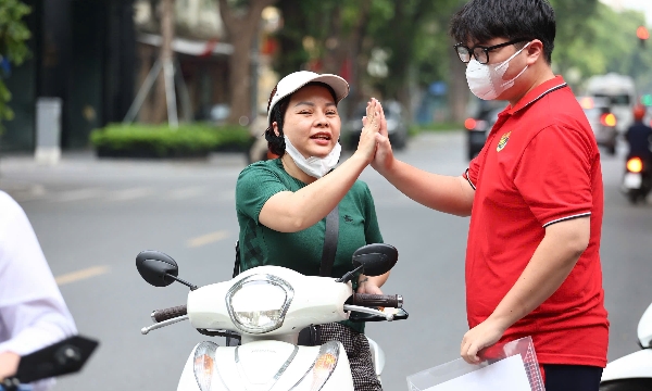 [Phóng sự ảnh] Sĩ tử Hà Nội bắt đầu làm bài thi tốt nghiệp THPT 2026