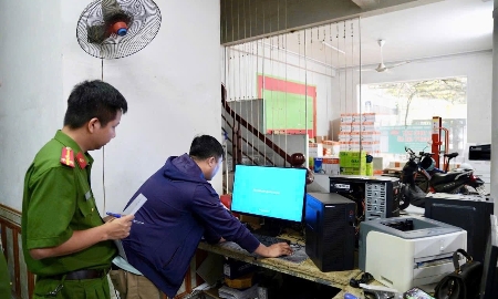 Nhân viên Công ty TNHH Thương mại và Dịch vụ Sông Lam thực nghiệm, tái hiện quá trình cài đặt phần mềm trên máy tính phục vụ công tác điều tra. Ảnh: Cổng thông tin điện tử Công an tỉnh Phú Thọ.