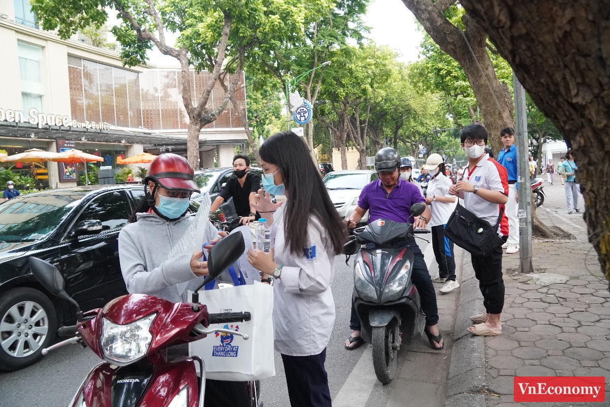 Tại&nbsp;Hà Nội, sau những ngày mưa liên tiếp, sáng sớm ngày 11/6, thời tiết dễ chịu, nhiệt độ khoảng 27 - 28 độ C.