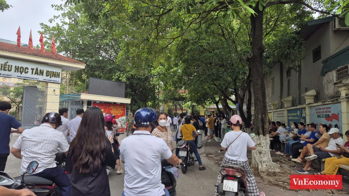 Càng gần đến giờ vào phòng thi, điểm trường Tiểu học Tân Định (Tương Mai, Hà Nội) càng đông đúc, không khí dường như cũng nóng lên cùng tâm trạng hồi hộp của thí sinh và phụ huynh.&nbsp;Giờ phát đề môn Ngữ văn là 7h30 và giờ bắt đầu làm bài 7h35.