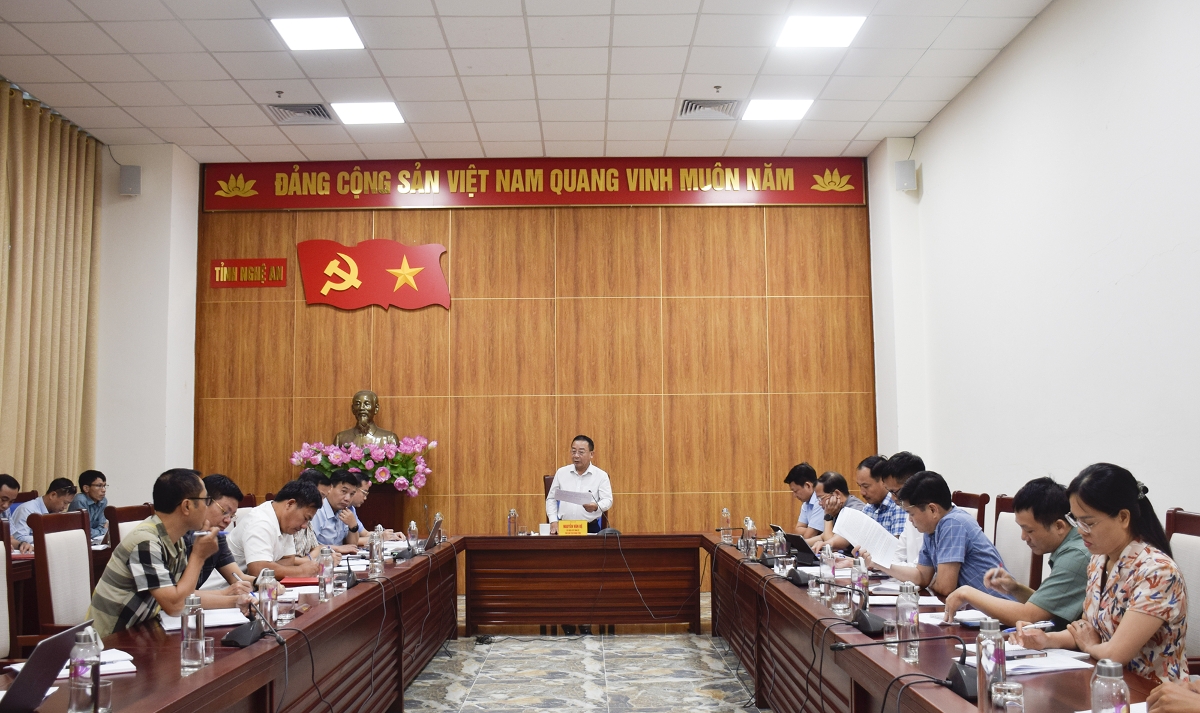 Phó Chủ tịch UBND tỉnh Nghệ An Nguyễn Văn Đệ phát biểu chỉ đạo tại cuộc họp nhằm đẩy nhanh tiến độ triển khai dự án Hạ tầng ưu tiên và phát triển đô thị thích ứng với&nbsp;biến đổi khí hậu&nbsp;thành phố Vinh