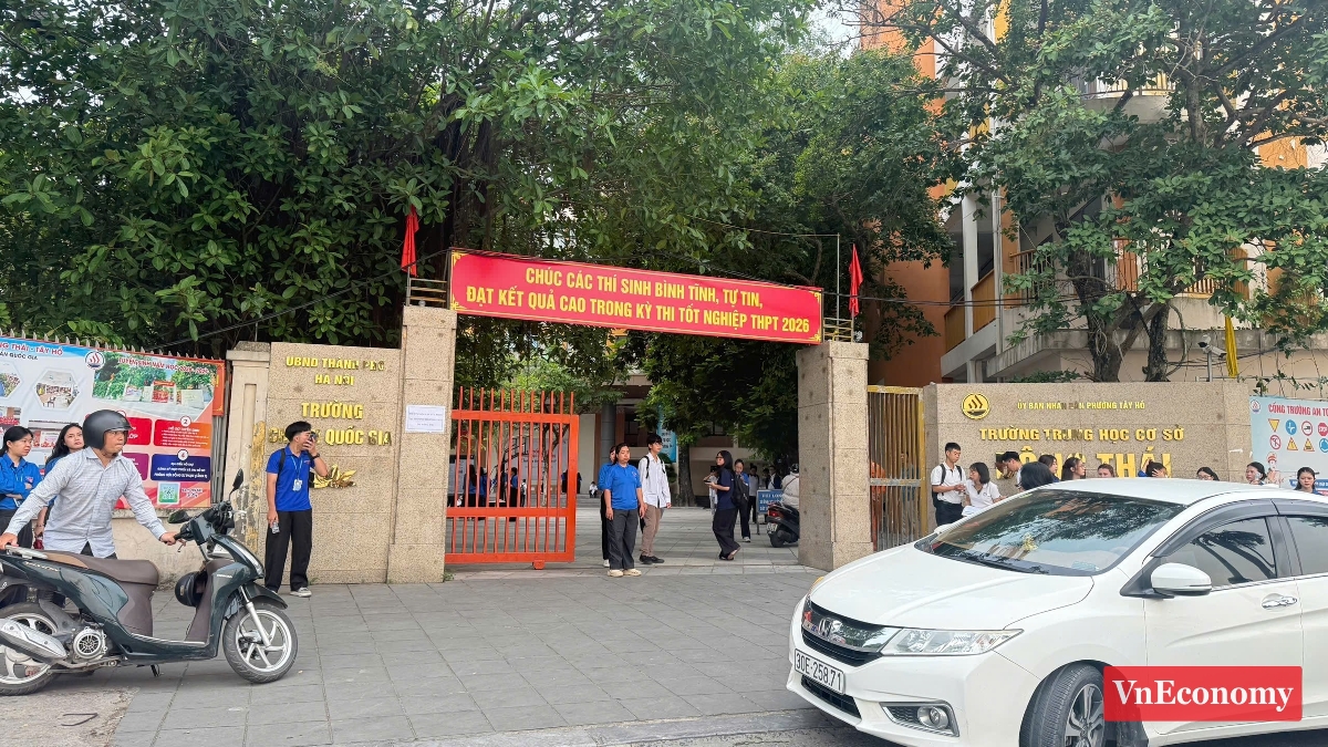 Ngữ văn là môn duy nhất hiện thi theo hình thức tự luận, đề sẽ tiếp tục sử dụng ngữ liệu nằm ngoài sách giáo khoa. Điều chỉnh này đã được áp dụng từ năm 2025 và có tác động tích cực giúp thầy trò ở trường phổ thông đổi mới phương pháp dạy học, hướng đến hình thành năng lực, kỹ năng, giảm bớt tình trạng học tủ, đọc chép theo văn mẫu.