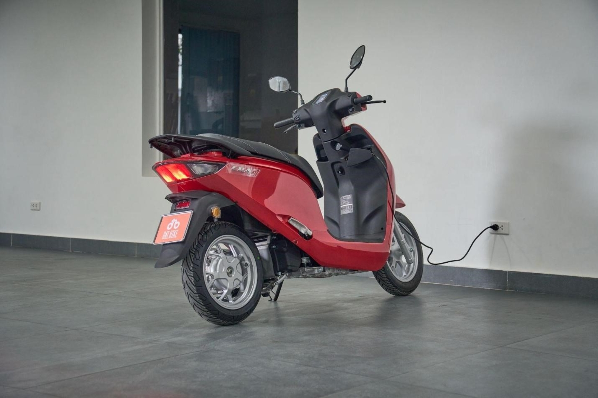 Xe có thể sạc tại mọi ổ điện 220V thông dụng.&nbsp;Ảnh:&nbsp;Dat Bike.