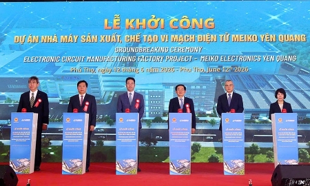 Phó Thủ tướng và các đại biểu thực hiện nghi thức khởi công Nhà máy sản xuất, chế tạo vi mạch điện tử Meiko Yên Quang - Ảnh: MST.