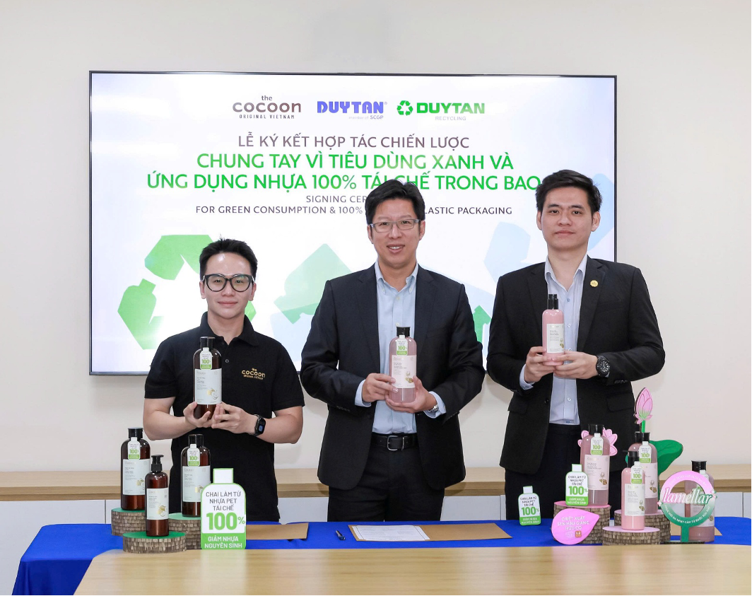 From left to right: Mr. Pham Minh Dung – Sales & Marketing Director, Cocoon Vietnam; Mr. Suwat P. – Deputy Chief Executive Officer, Commercial & Marketing, Duy Tan Plastics Manufacturing Corporation; and Mr. Le Viet Dong Hieu – Deputy Marketing Director, DUYTAN Recycling, at the strategic partnership signing ceremony.