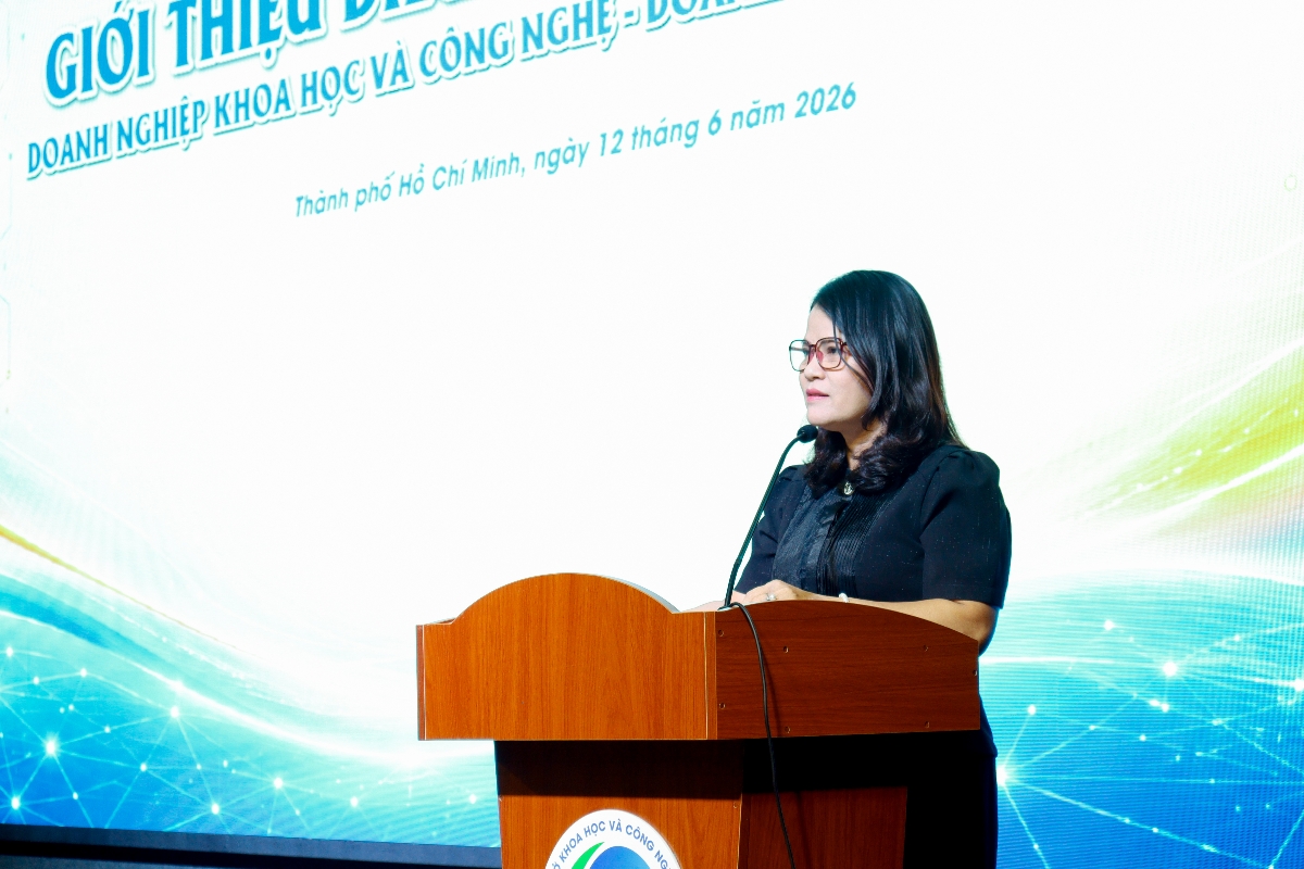 Bà Nguyễn Hoàng Bảo Trân, Phó Giám đốc Sở Khoa học và Công nghệ TP. Hồ Chí Minh, chia sẻ tại hội nghị “Giới thiệu điều kiện chứng nhận doanh nghiệp khoa học và công nghệ, doanh nghiệp công nghệ cao”.