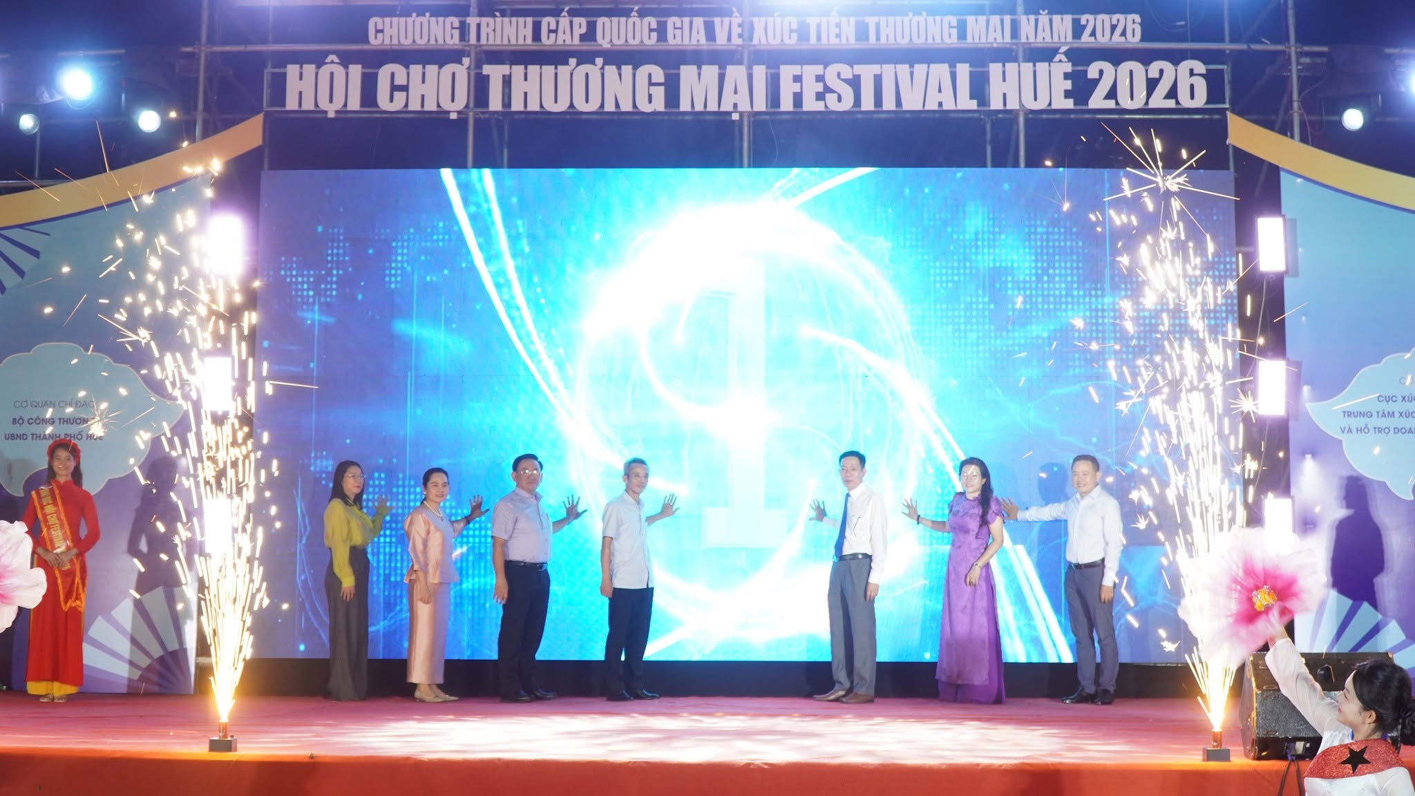 Lãnh đạo thành phố Huế và các đại biểu thực hiện nghi thức khai mạc Hội chợ Thương mại Festival Huế 2026.