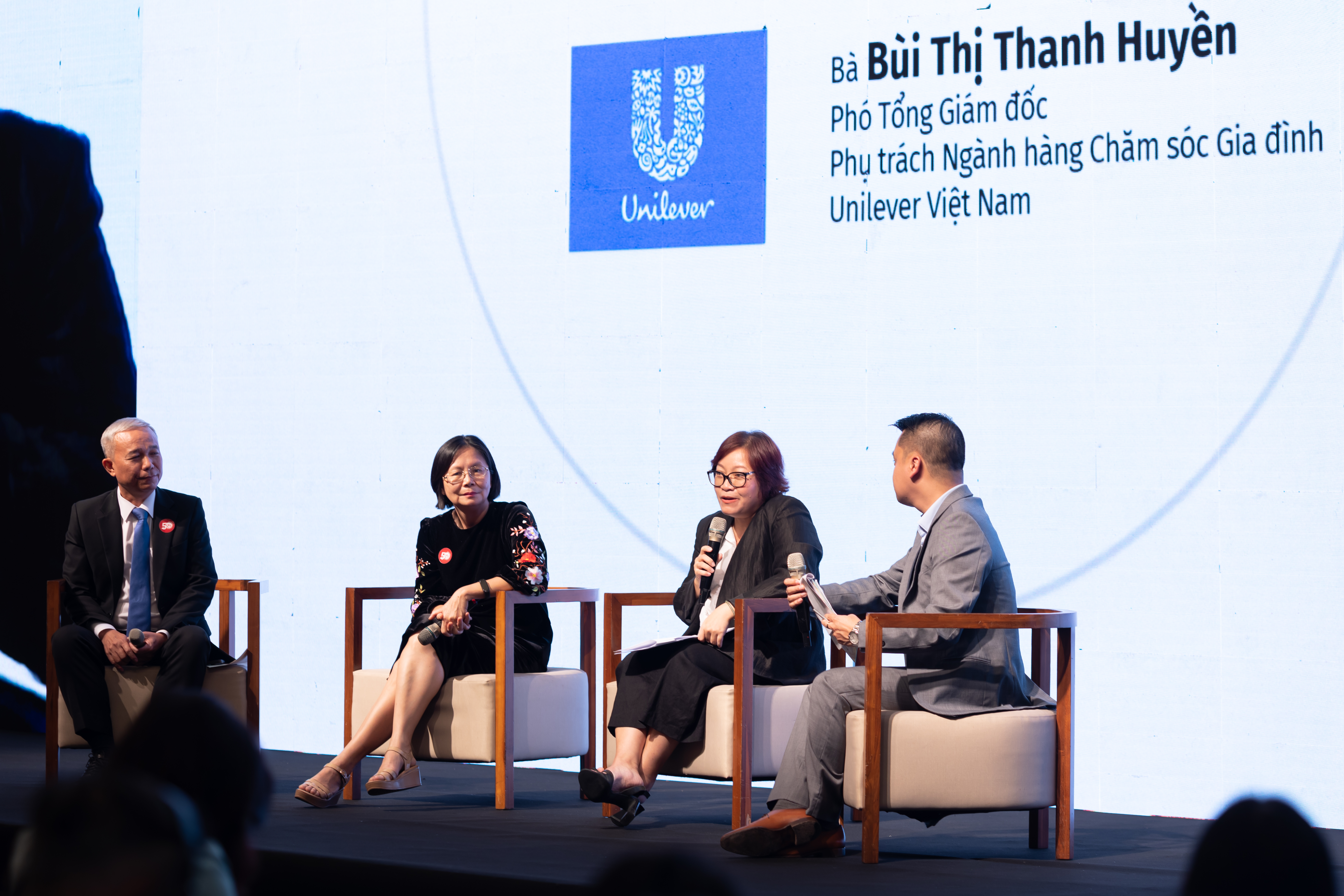 Unilever Việt Nam: Phát triển bền vững với nỗ lực đổi mới sản phẩm và mô hình tái chế ứng dụng công nghệ 3 Bà Bùi Thị Thanh Huyền, Phó Tổng giám đốc phụ trách Ngành hàng Chăm sóc Gia đình - Unilever Việt Nam tham gia đối thoại tại sự kiện. Ảnh: Unilever Việt Nam.