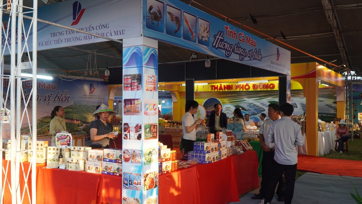Các địa phương mang đến hội chợ nhiều sản phẩm đặc sản tiêu biểu.