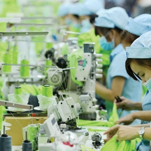 Nhiều doanh nghiệp dệt may đã đầu tư đồng bộ hệ thống các giải pháp tiết kiệm năng lượng trong sản xuất. Ảnh minh họa.