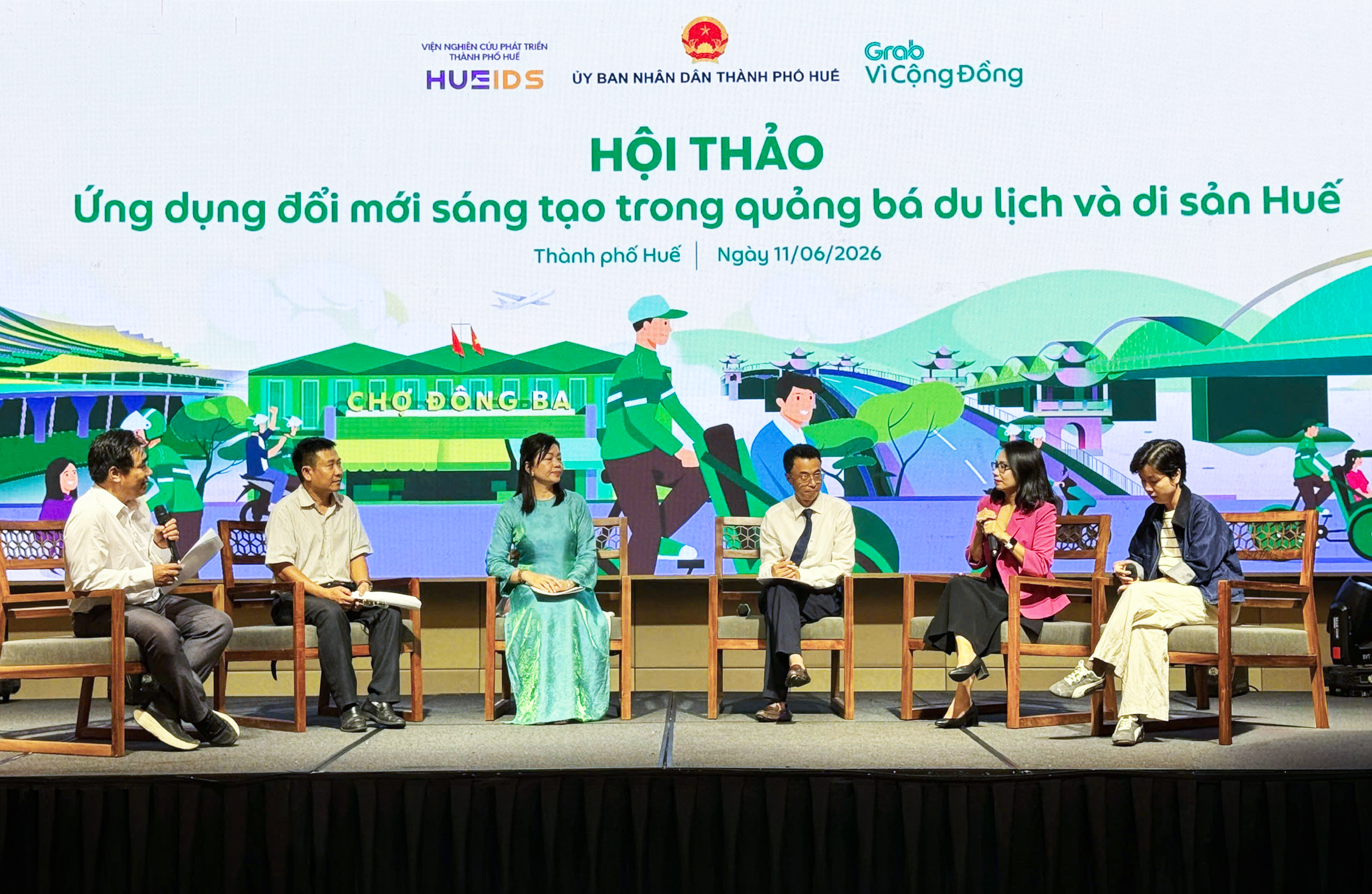 Phiên thảo luận tại hội thảo “Ứng dụng đổi mới sáng tạo trong quảng bá du lịch và di sản Huế”.