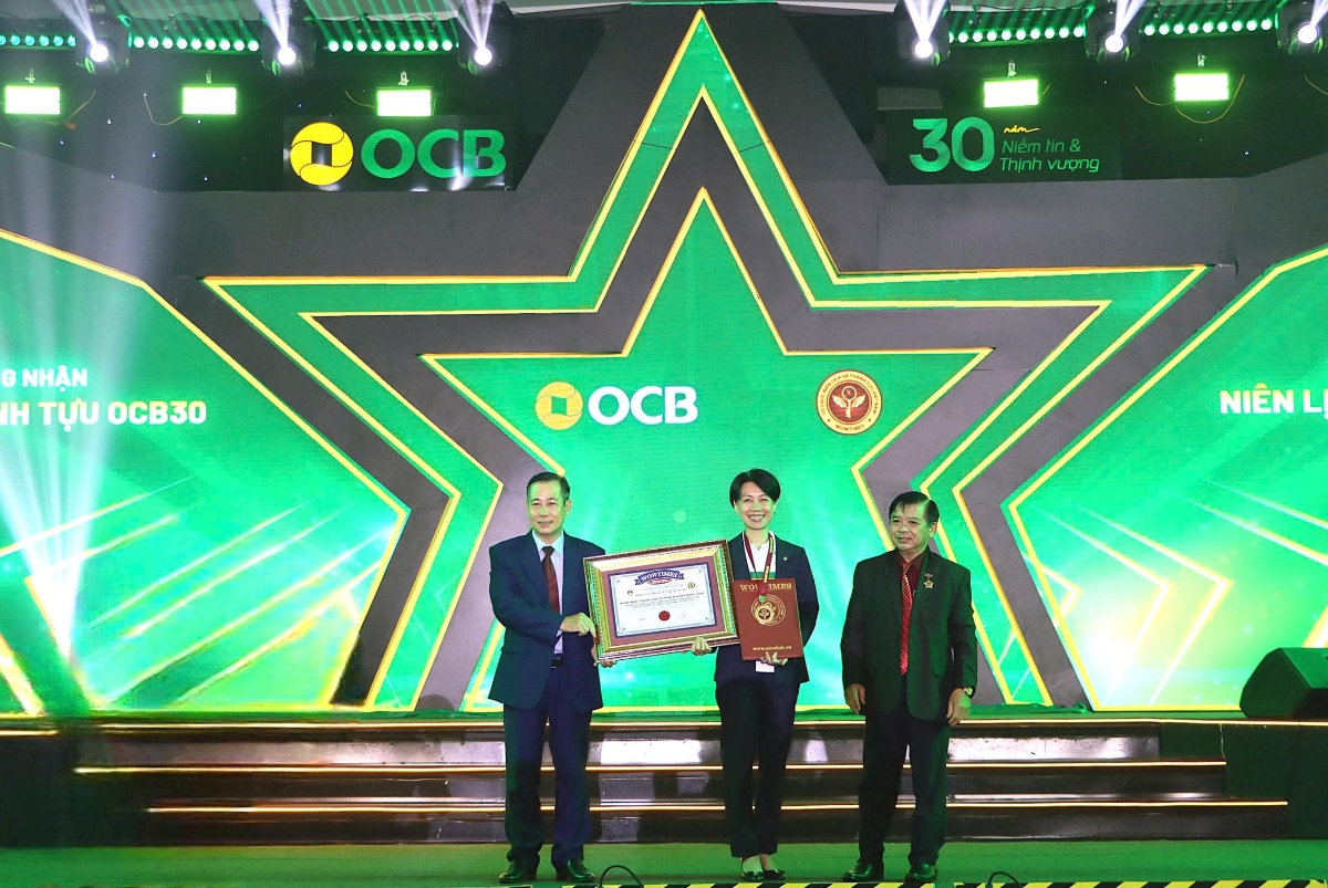 Đại diện OCB nhận danh hiệu “Niên lịch và Thành tựu Việt nam”. Ảnh: OCB.