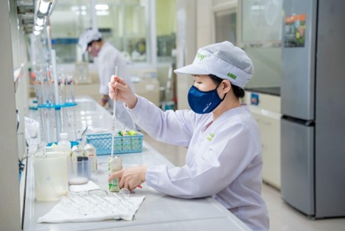Công nghệ và RD là một trong những năng lực cốt lõi giúp Vinasoy tiến xa trong vai trò thương hiệu kiến tạo dưỡng chất lành từ đậu nành và hạt. Ảnh: Vinasoy.