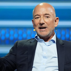 Tỷ phú Jeff Bezos - Ảnh: FT