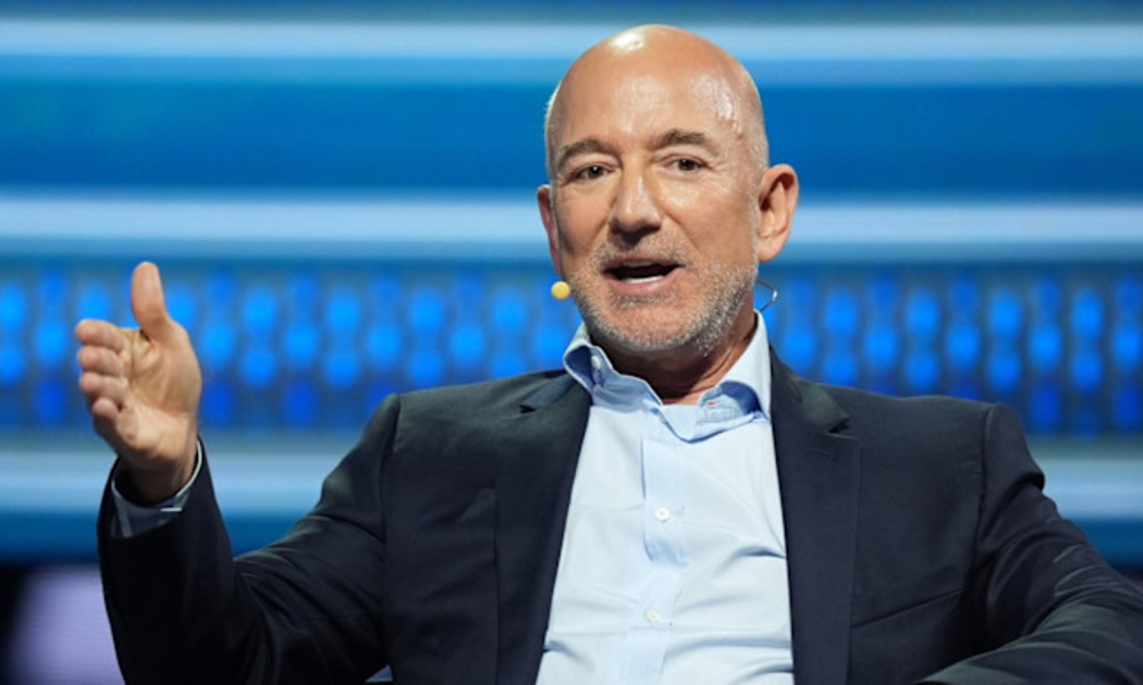 Tỷ phú Jeff Bezos - Ảnh: FT