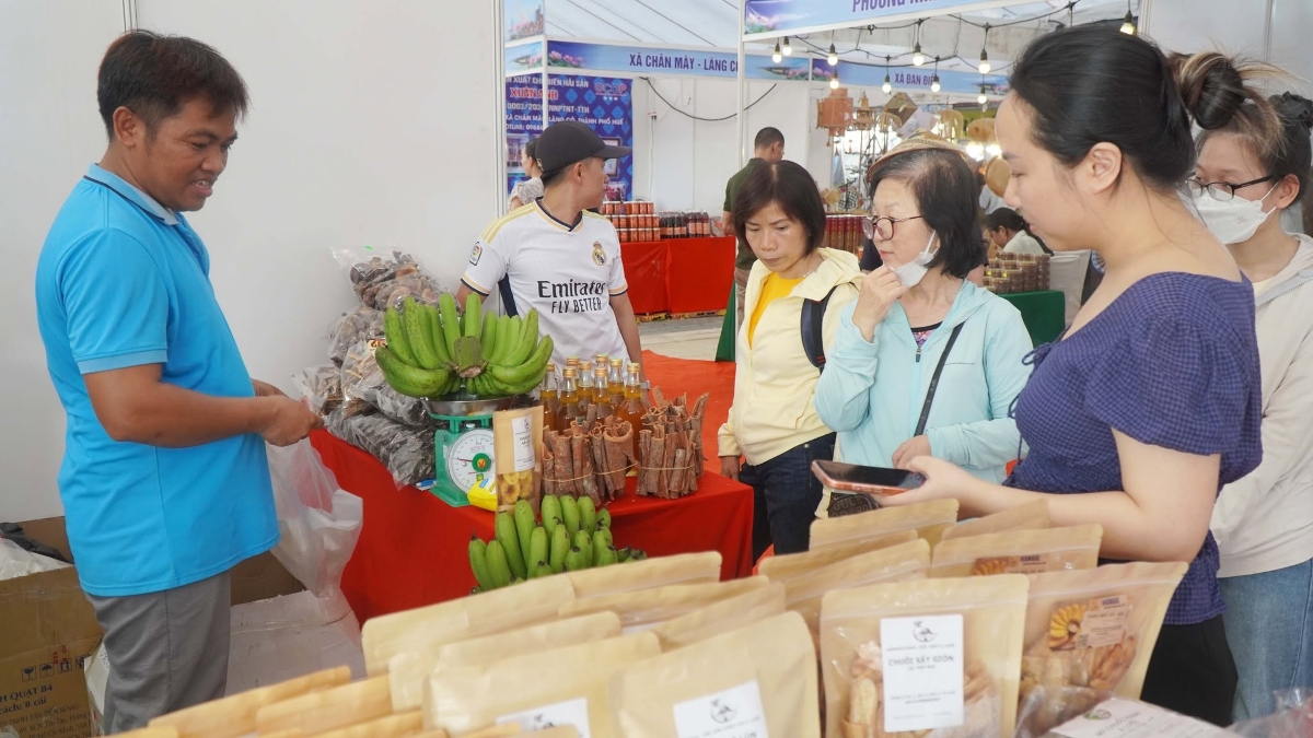 Nhiều sản phẩm đặc sản vùng miền được giới thiệu tại hội chợ.