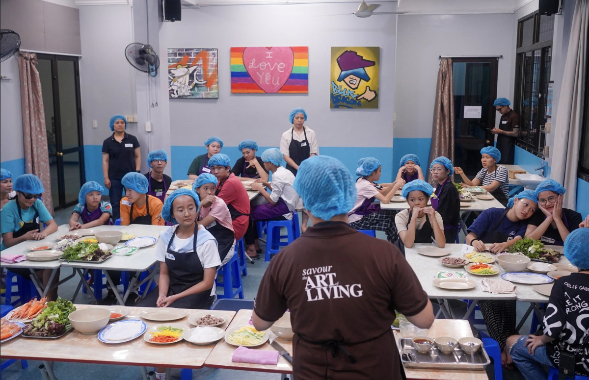 Các tình nguyện viên Ascott Việt Nam tổ chức lớp học nấu ăn cho các em nhỏ tại Trung tâm Tổ chức Trẻ em Rồng Xanh tại Hà Nội, đồng thời, chia sẻ kiến thức về ngành dịch vụ khách sạn và định hướng nghề nghiệp, chuẩn bị cho các em cơ hội việc làm thực tế trong lĩnh vực này