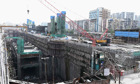 Một nhà ga đường sắt cao tốc đang được xây dựng ở Mumbai - Ảnh: Nikkei Asia