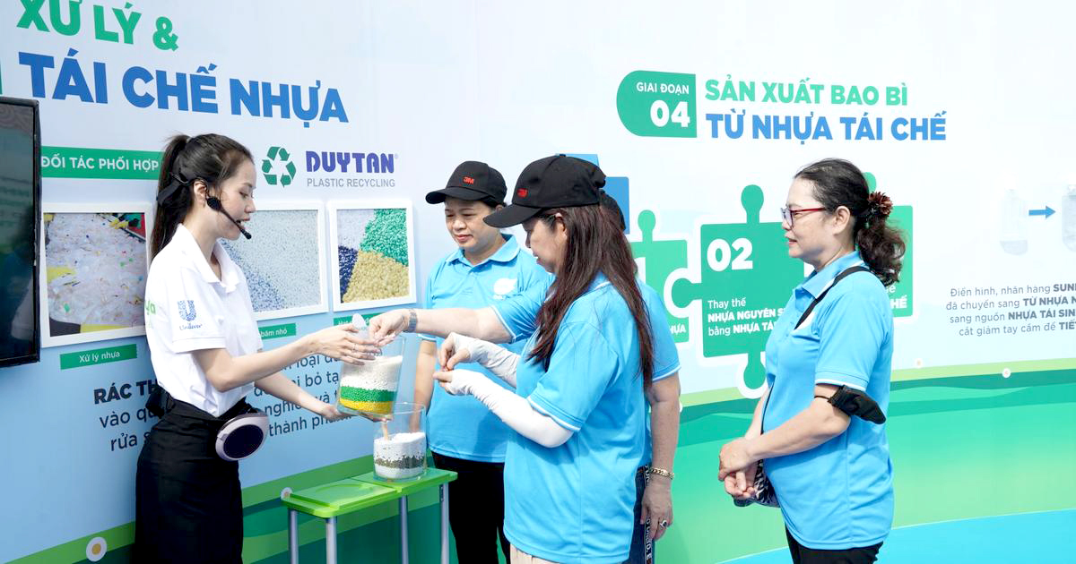 Unilever Việt Nam: Phát triển bền vững với nỗ lực đổi mới sản phẩm và mô hình tái chế ứng dụng công nghệ 2 Unilever Việt Nam đang từng bước kết nối trách nhiệm môi trường với hành vi tiêu dùng có trách nhiệm. Ảnh: Unilever Việt Nam.