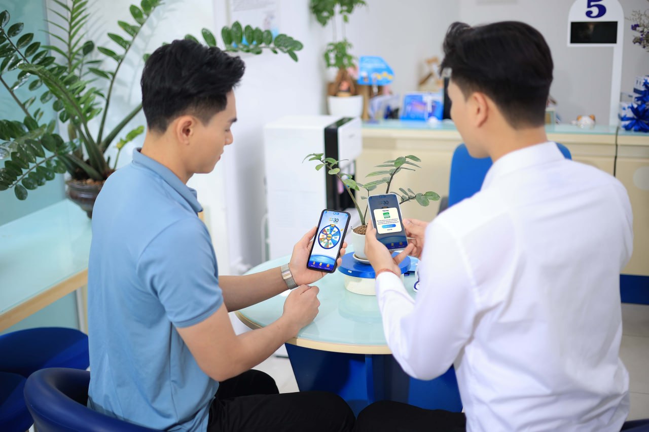 Khách hàng hào hứng với chương trình - Vòng quay tri ân 30 năm -  trên ứng dụng My VNPT.