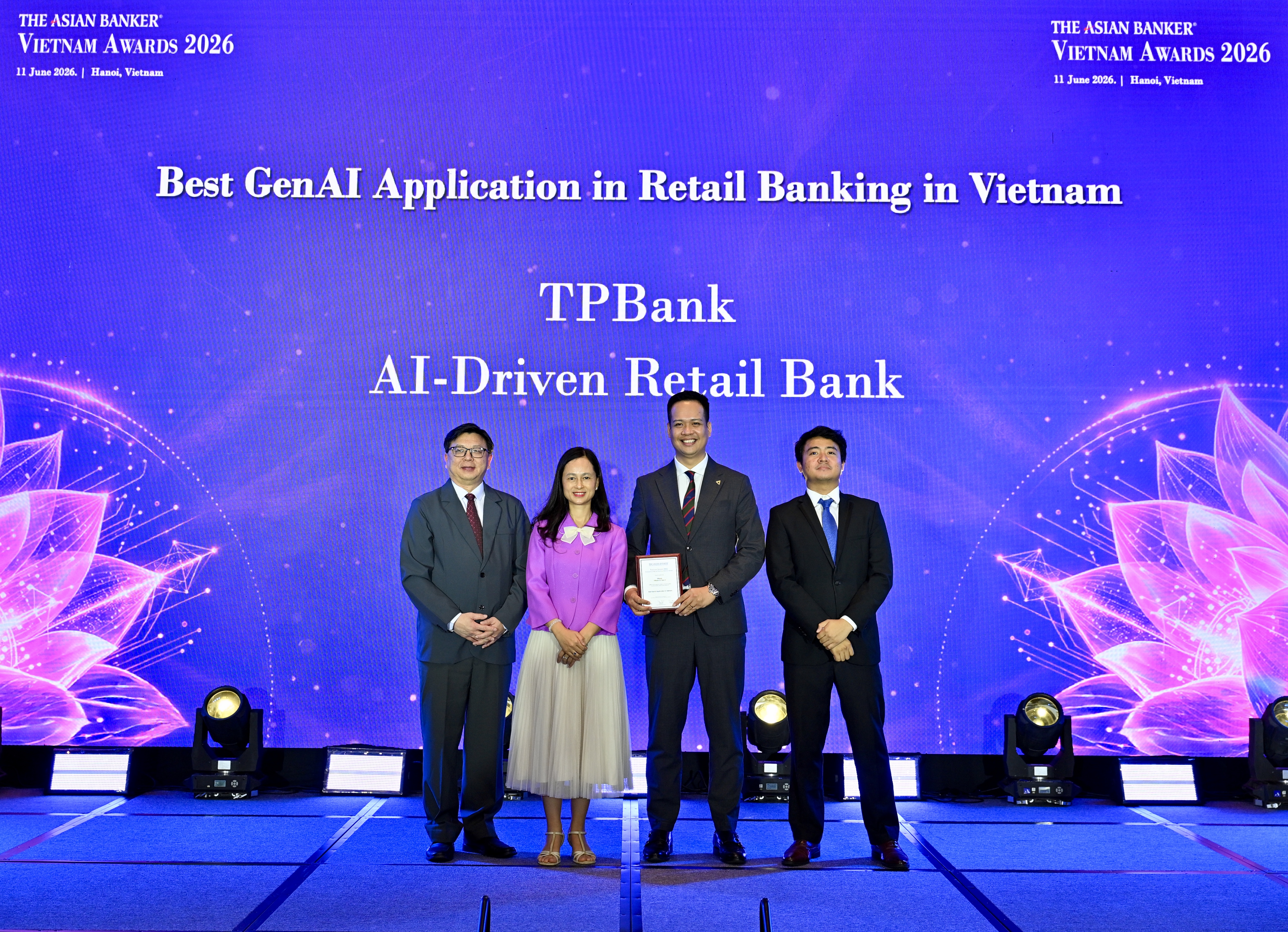 Đại diện lãnh đạo TPBank, nhận giải thưởng: Ứng dụng AI tạo sinh (GenAI) xuất sắc nhất Việt Nam (Best GenAI Application in Vietnam). Ảnh: TPBank.