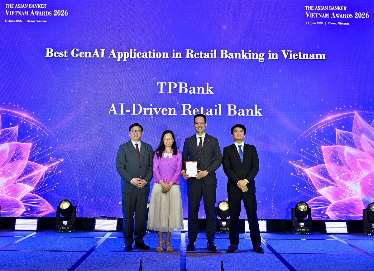 Đại diện lãnh đạo TPBank, nhận giải thưởng: Ứng dụng AI tạo sinh (GenAI) xuất sắc nhất Việt Nam (Best GenAI Application in Vietnam). Ảnh:&nbsp;TPBank.
