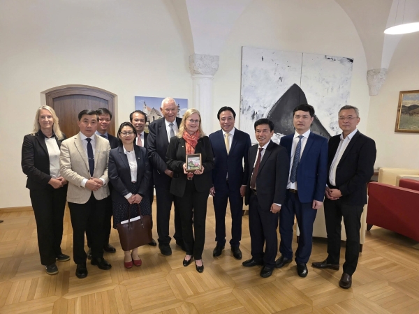 Đoàn công tác tặng quà và chụp ảnh lưu niệm với bà lisabeth Kreuzhuber, Phó Thị trưởng thành phố Krems.