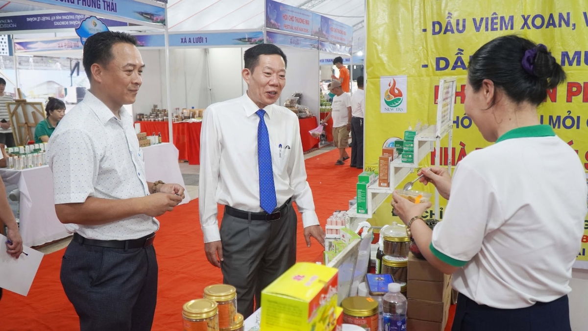 Các đại biểu tham quan các gian hàng.