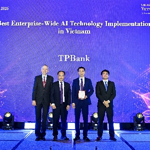 Đại diện lãnh đạo TPBank, nhận giải thưởng: Doanh nghiệp triển khai AI toàn diện nhất Việt Nam (Best Enterprise Wide AI Technology Implementation in Vietnam). Ảnh: TPBank.