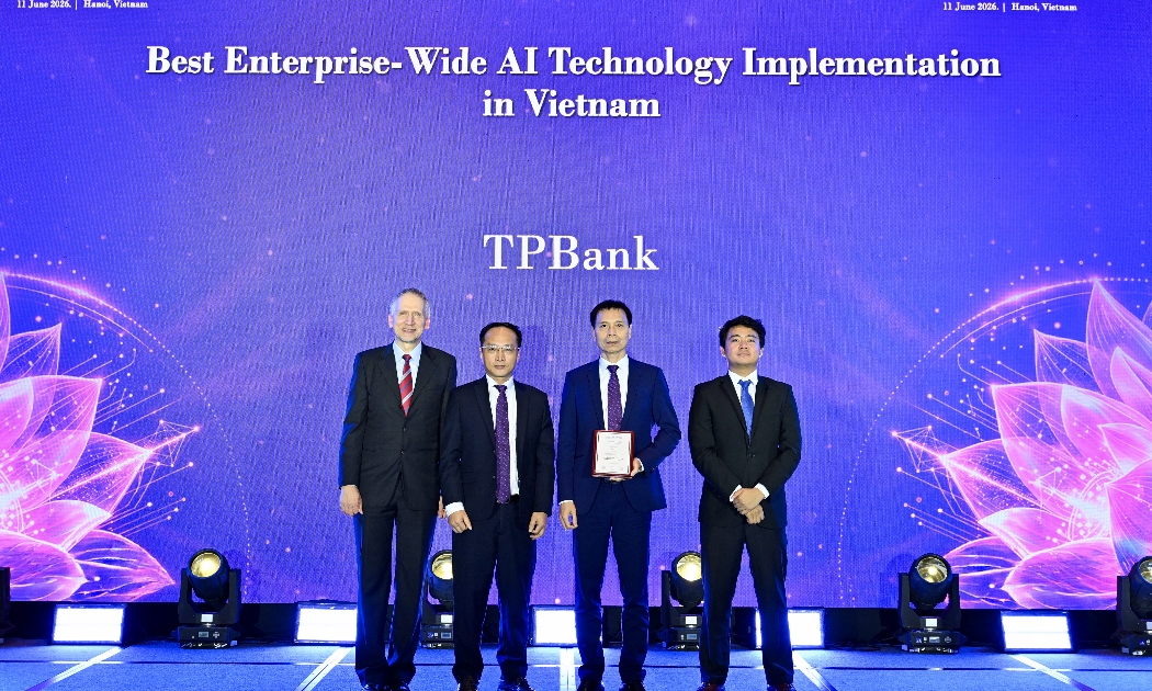 Đại diện lãnh đạo TPBank, nhận giải thưởng: Doanh nghiệp triển khai AI toàn diện nhất Việt Nam (Best Enterprise Wide AI Technology Implementation in Vietnam). Ảnh: TPBank.