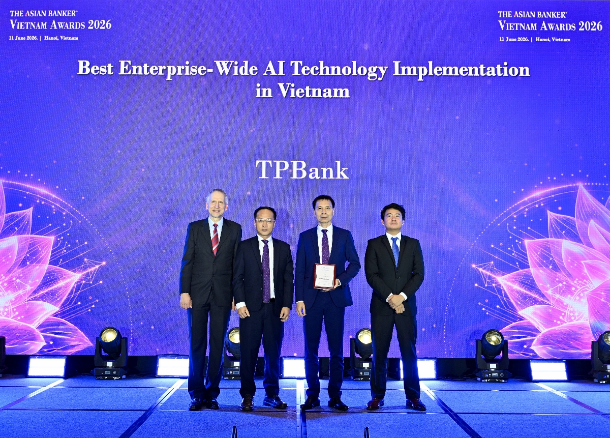 Đại diện lãnh đạo TPBank, nhận giải thưởng: Doanh nghiệp triển khai AI toàn diện nhất Việt Nam (Best Enterprise Wide AI Technology Implementation in Vietnam). Ảnh: TPBank.