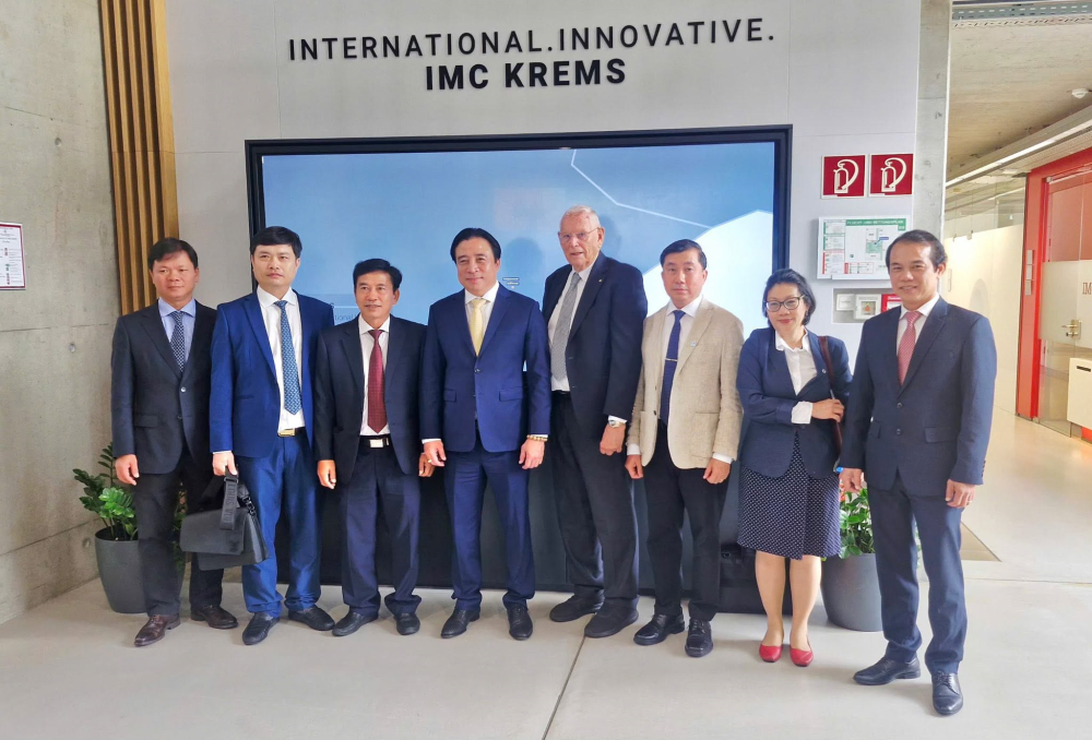 Đoàn công tác thăm và làm việc tại Trường Đại học Khoa học Ứng dụng IMC Krems.