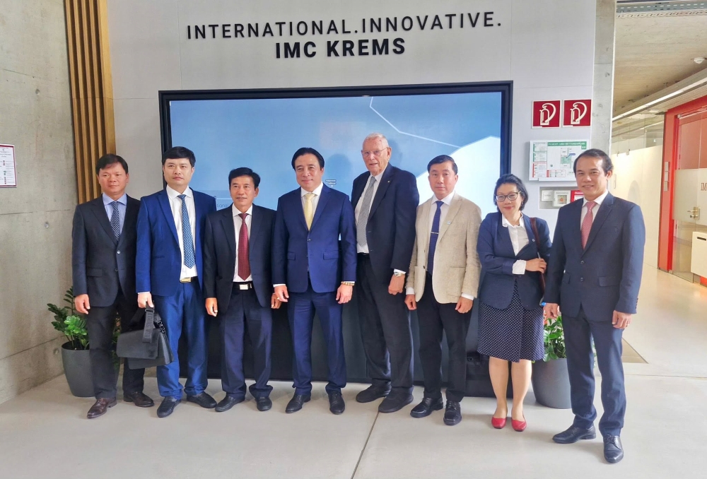 Đoàn công tác thăm và làm việc tại Trường Đại học Khoa học Ứng dụng IMC Krems.