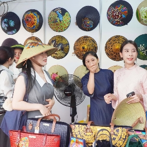 Hội chợ Thương mại Festival Huế 2026 thu hút hơn 240 gian hàng đến từ nhiều địa phương trên cả nước.