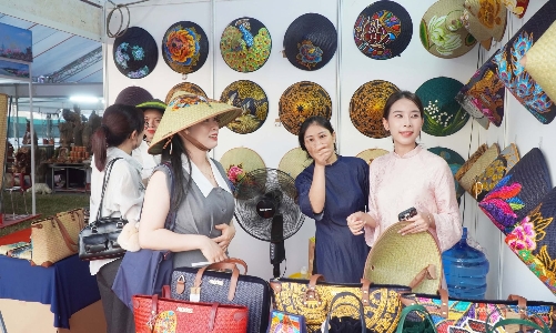 Hội chợ Thương mại Festival Huế 2026 nhộn nhịp ngày khai mạc