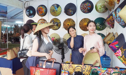 Hội chợ Thương mại Festival Huế 2026 thu hút hơn 240 gian hàng đến từ nhiều địa phương trên cả nước.
