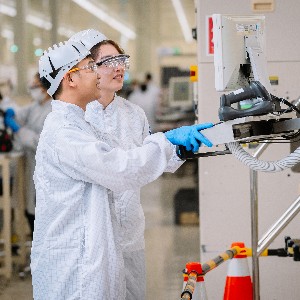 Các kỹ sư Việt Nam làm việc bên trong nhà máy Intel Products Việt Nam ở Khu Công nghệ cao TP. Hồ Chí Minh - Ảnh minh họa: IPV.