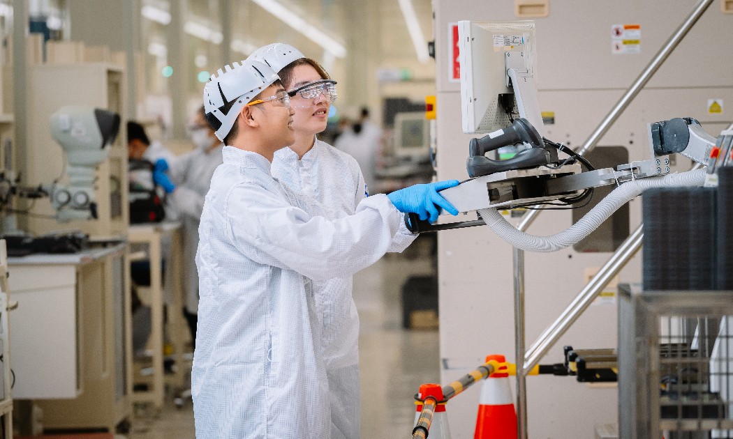 Các kỹ sư Việt Nam làm việc bên trong nhà máy Intel Products Việt Nam ở Khu Công nghệ cao TP. Hồ Chí Minh - Ảnh minh họa: IPV.