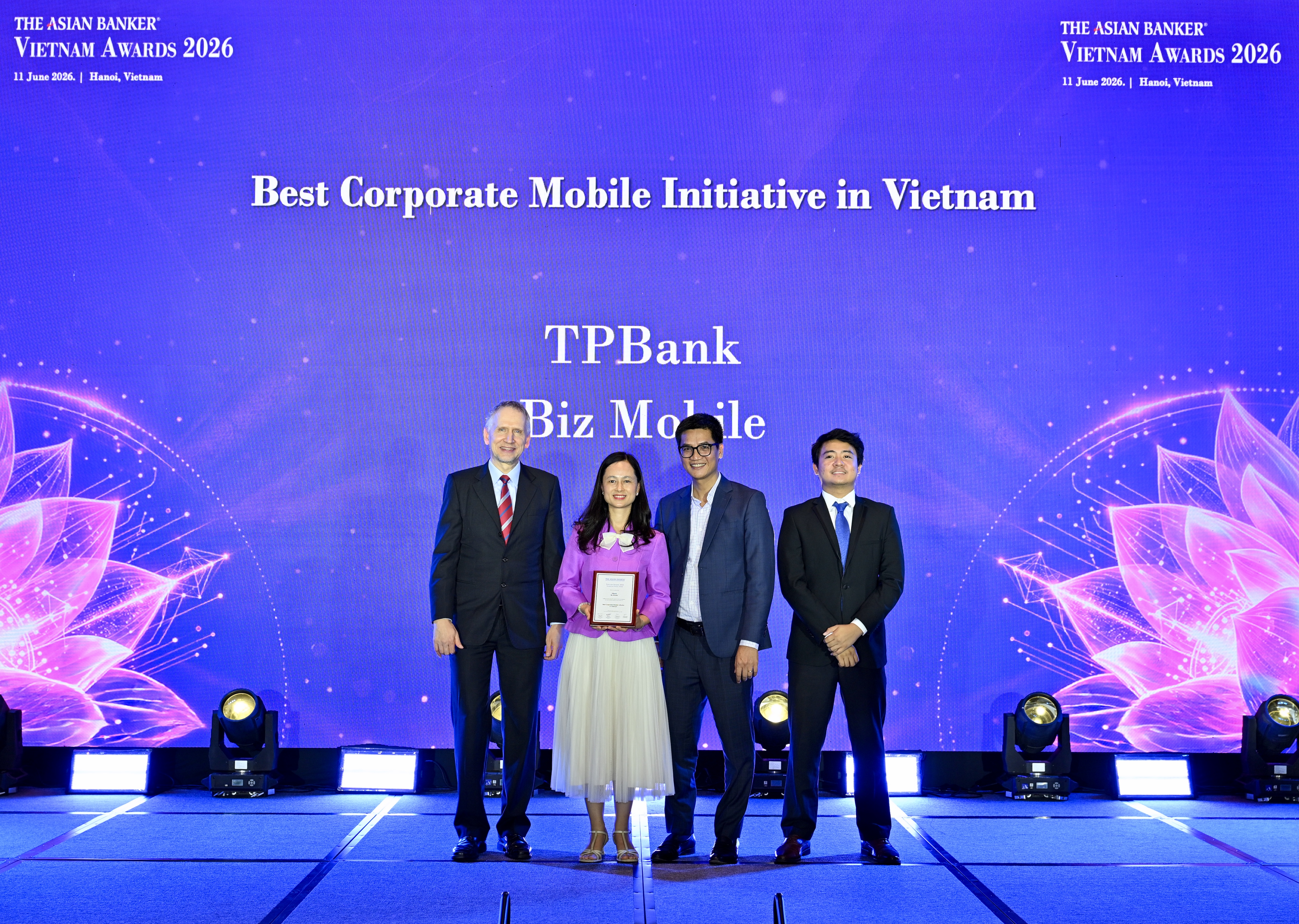 Đại diện lãnh đạo TPBank, nhận giải thưởng: Ứng dụng Ngân hàng số trên thiết bị di động dành cho khách hàng doanh nghiệp xuất sắc nhất Việt Nam (Best Corporate Mobile Initiative in Vietnam). Ảnh: TPBank.