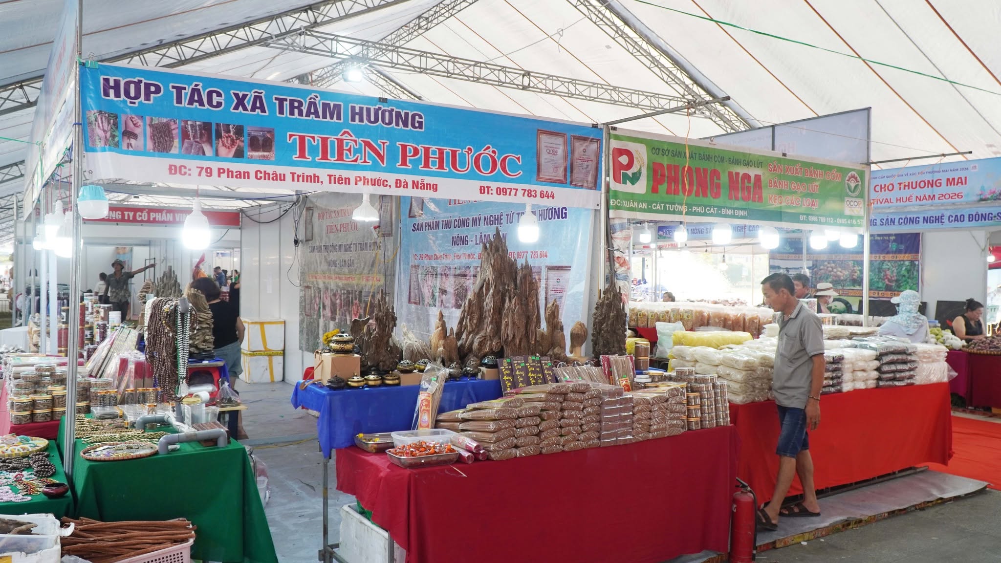 Người tiêu dùng tiếp cận đa dạng sản phẩm đến từ nhiều tỉnh, thành phố.