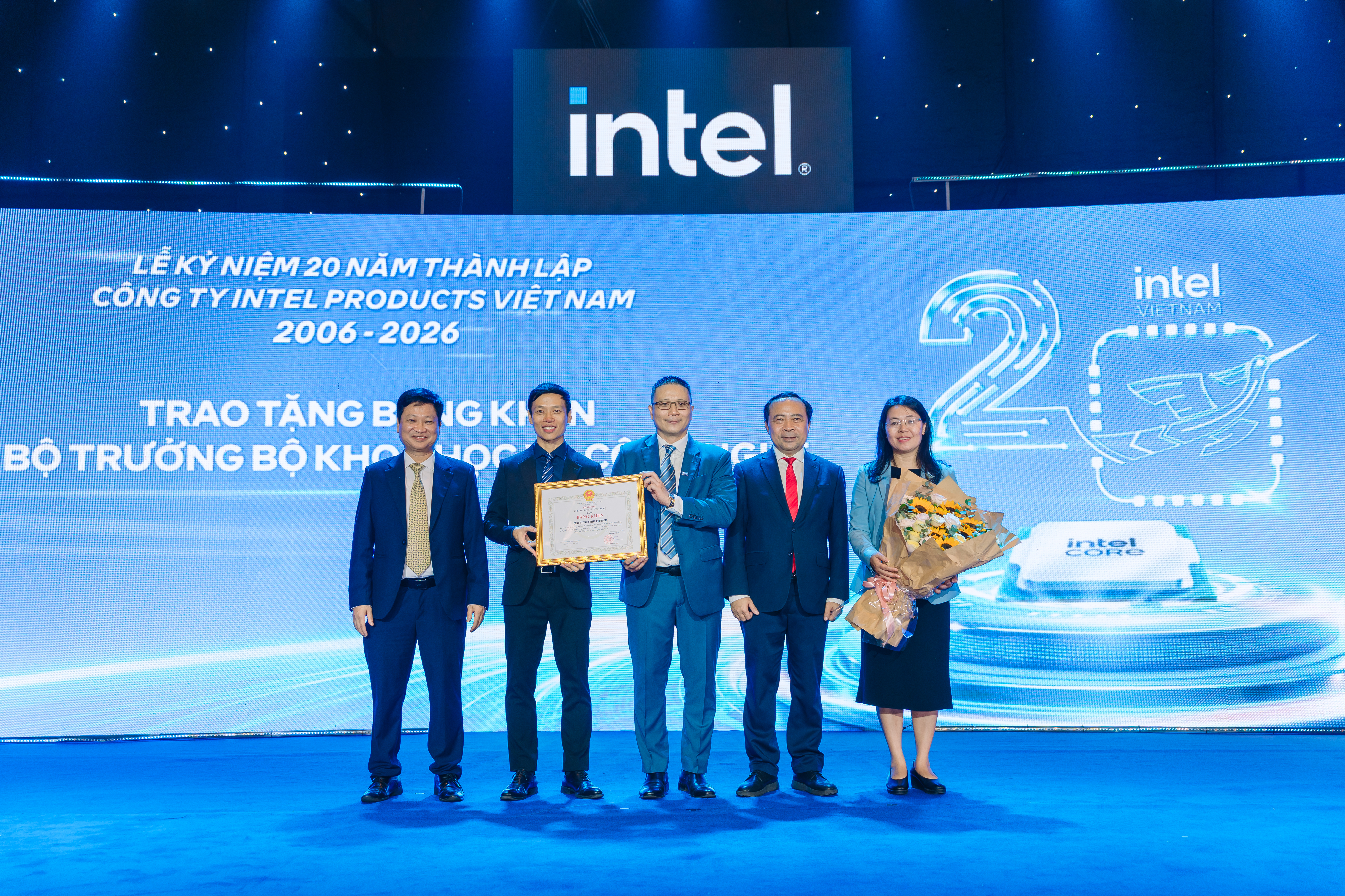 Công ty Intel Products Việt Nam đón nhận Bằng khen của Bộ trưởng Khoa học và Công nghệ, chiều 12/6.