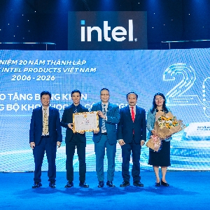 Công ty Intel Products Việt Nam đón nhận Bằng khen của Bộ trưởng Khoa học và Công nghệ, chiều 12/6.