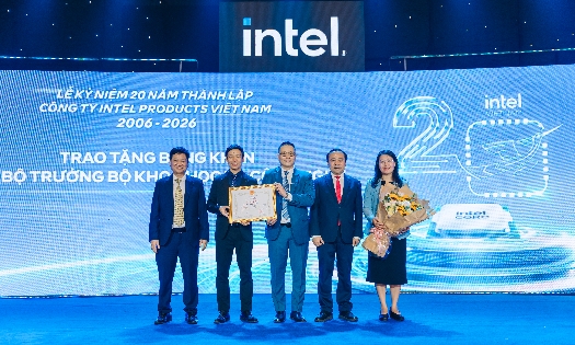 Công ty Intel Products Việt Nam đón nhận Bằng khen của Bộ trưởng Khoa học và Công nghệ, chiều 12/6.