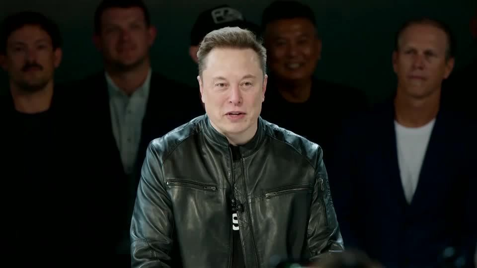 CEO Elon Musk của SpaceX tại trụ sở công ty ở Texas khi cổ phiếu SpaceX bắt đầu phiên giao dịch đầu tiên trên sàn Nasdaq ở New York ngày 12/6 - Ảnh: Reuters.