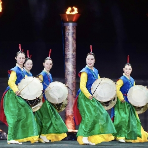 Những màn trình diễn nghệ thuật đặc sắc tạo nên không khí sôi động bên dòng Hương.
