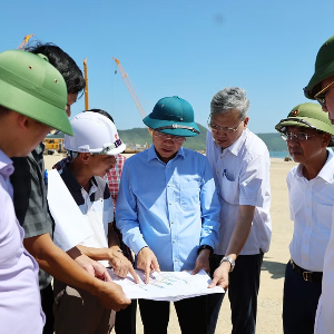 Phó Bí thư Thường trực Tỉnh ủy Hà Tĩnh Nguyễn Hồng Lĩnh kiểm tra thực địa tại Dự án bến cảng quốc tế Sơn Dương. Ảnh: Phúc Quang