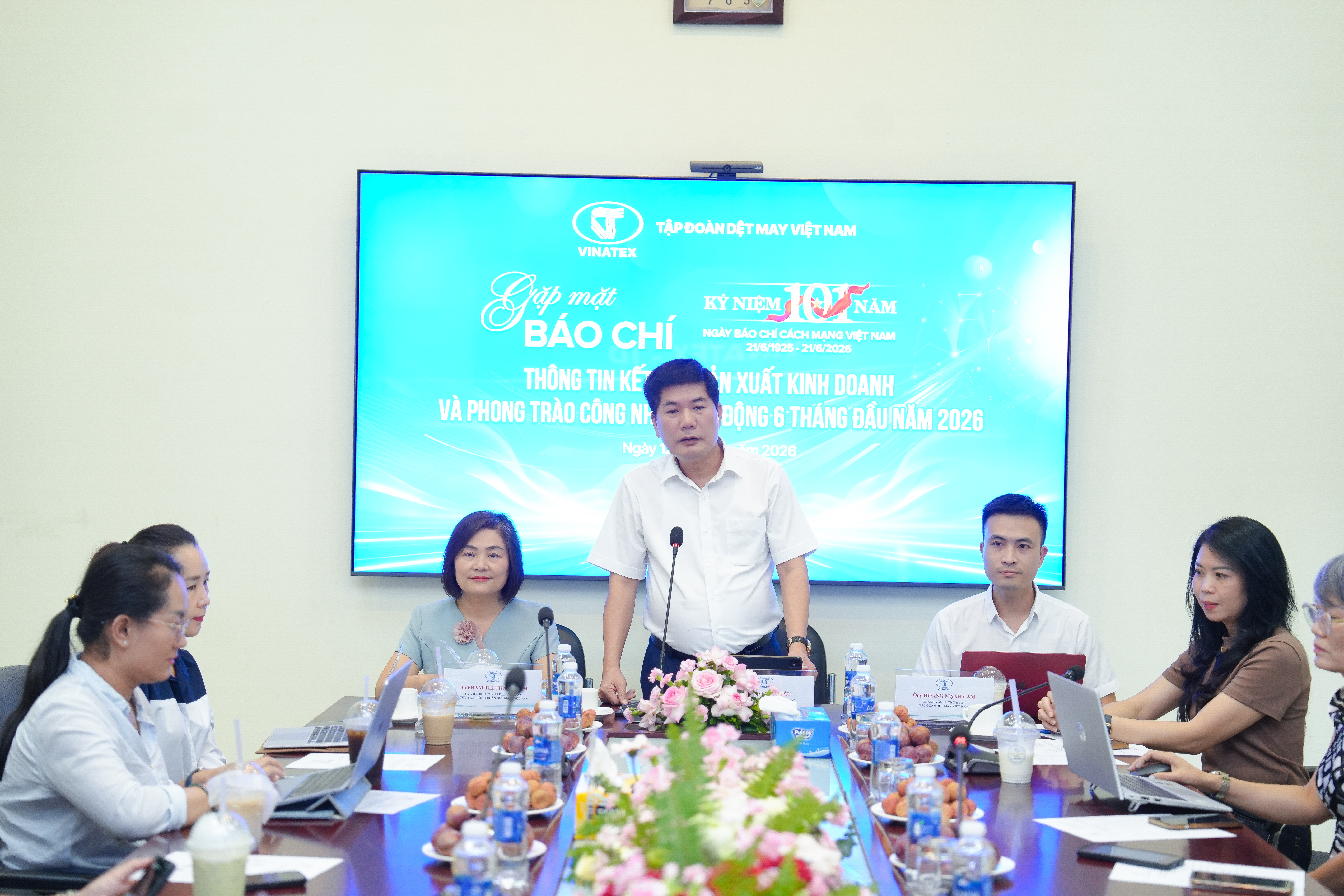 Ông Cao Hữu Hiếu, Tổng Giám đốc Vinatex chia sẻ kết quả sản xuất, kinh doanh của Tập đoàn tại buổi gặp mặt báo chí.