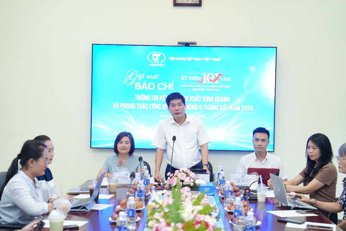 Ông Cao Hữu Hiếu,&nbsp;Tổng Giám đốc Vinatex chia sẻ kết quả sản xuất, kinh doanh của Tập đoàn tại buổi gặp mặt báo chí.
