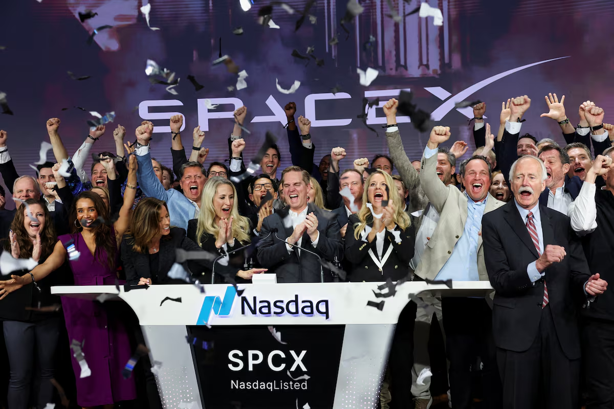 Giám đốc hoạt động (COO) Gwynne Shotwell của&nbsp;SpaceX cùng các thành viên khác của công ty trong lễ rung chuông mừng cổ phiếu SpaceX bắt đầu được giao dịch trên sàn Nasdaq ở New York ngày 12/6 - Ảnh: Reuters.